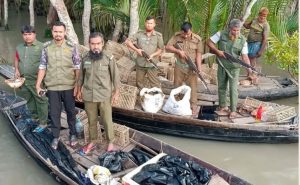 সাতক্ষীরা উপকূলীয় সুন্দরবন থেকে আটক নৌকা ও বিষের বোতল জব্দ