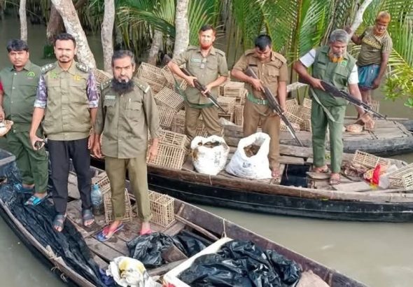 সাতক্ষীরা উপকূলীয় সুন্দরবন থেকে আটক নৌকা ও বিষের বোতল জব্দ